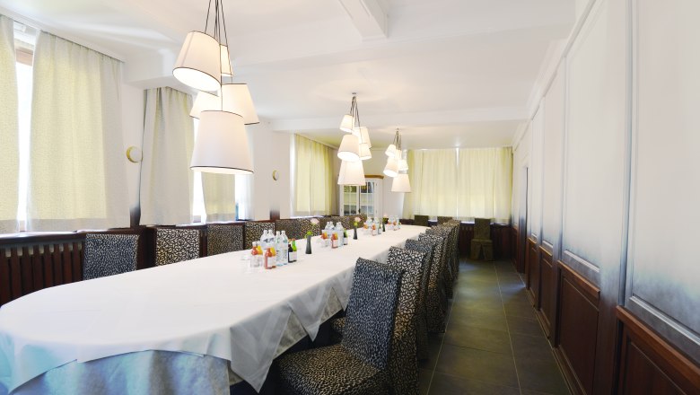 TDR-The Wolf set table, © Das Wolf Restaurant inside with long table and white table linen