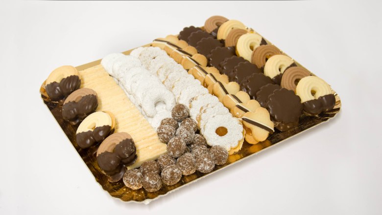 Cafe Lechner tea cookies, © Bäckerei Lechner Various types of tea cookies on a golden tray.