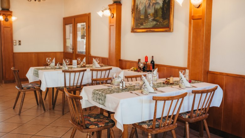 Restaurant with farm-gate sales, © Niederösterreich Werbung/Daniela Führer Cozy restaurant with laid tables and rustic furnishings.