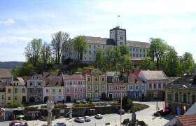 Weitra, © Karin Pollak, NÖN View of the main square of Weitra with colorful houses and a castle in the background.