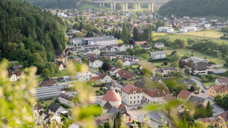 Outlook Scheiblingkirchen, © Claudia Schlager View of Scheiblingkirchen with round church and surrounding houses, in the background a highway bridge and wooded hills.