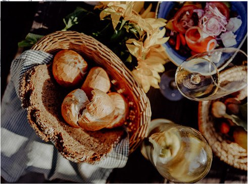 Snack in the old monastery cellar, © Alter Klosterkeller Snack in the old monastery cellar, © Alter Klosterkeller