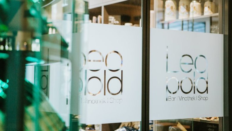 Vinotheque entrance, © Vinothek Leopold Entrance to the vinotheque with the lettering 'Leopold Bar Vinothek Shop' on the glass door.