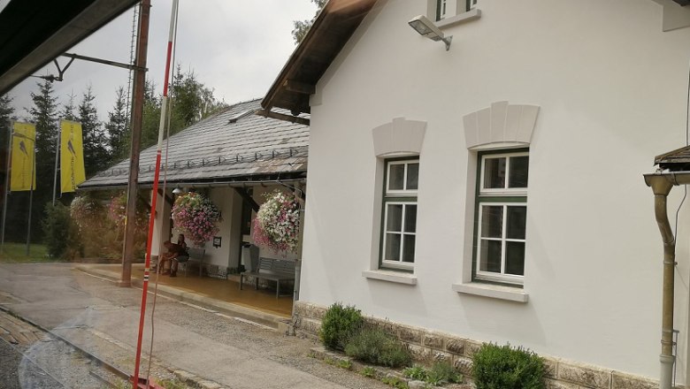Mitterbach train station, © Roman Zöchlinger Mitterbach station with white building and flowers.