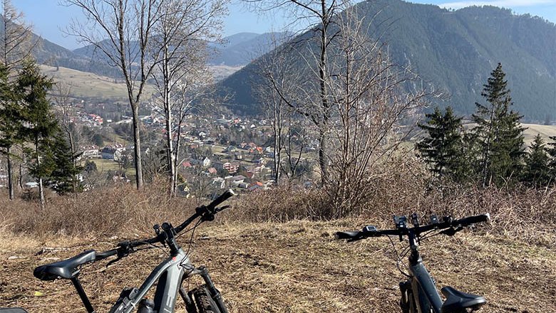 View of Puchberg, © Angelika Burger Two bicycles in front of a mountain landscape with a view of a valley and a town.