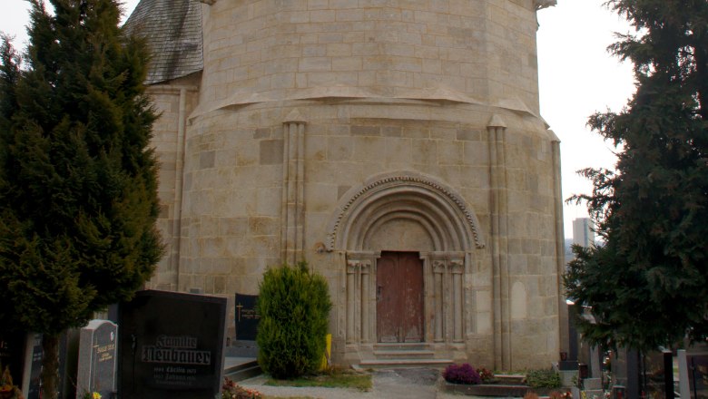 Karner Pulkau, © Fotoclub Pulkau Karner Pulkau, a historic building with a pointed roof, surrounded by a cemetery.