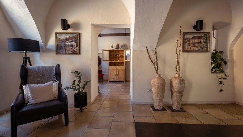 forty yard, © Niederösterreich Werbung / Maximilian Pawlikowsky Interior view of a cozy room with armchairs, plants and paintings on the walls.