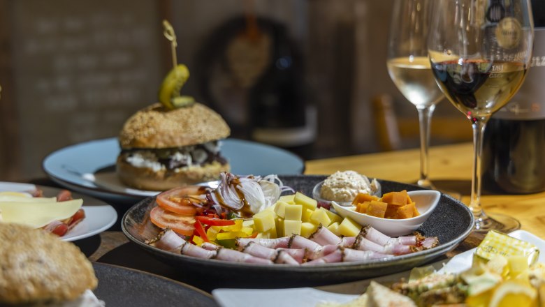 Winery 20erSchulz, © Donau Niederösterreich, Barbara Elser Heurigen plates and wine glasses