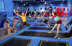 Flip Lab, © FLIP LAB GmbH & Co.KG/Nadine Studeny Photography People jumping on trampolines in a hall with the 'Flip Lab' logo.