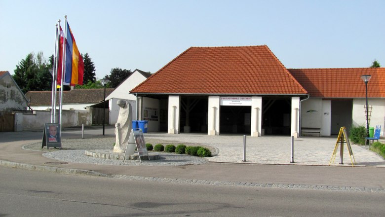 Brick museum in Ziersdorf, © F. Damköhler Exterior view of the brick museum in Ziersdorf with red roof tiles and flags.