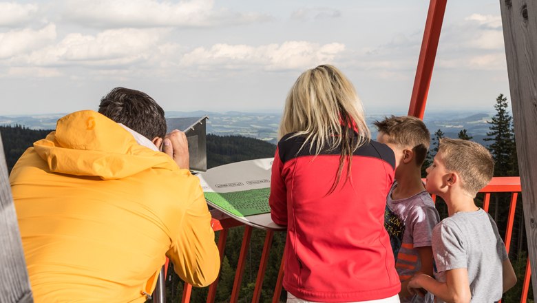 Paradisiacal views in Mönichkirchen, © Erlebnisalm Mönichkirchen, Martin Fülöp People on a vantage point in Mönichkirchen with a view of the landscape.
