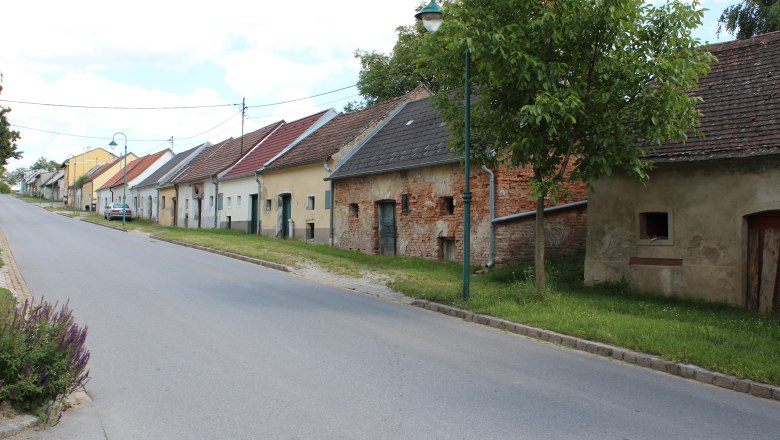 Wine cellar lane Viehtrift, © Weinviertel Tourismus Street with old wine cellars in Hohenruppersdorf.