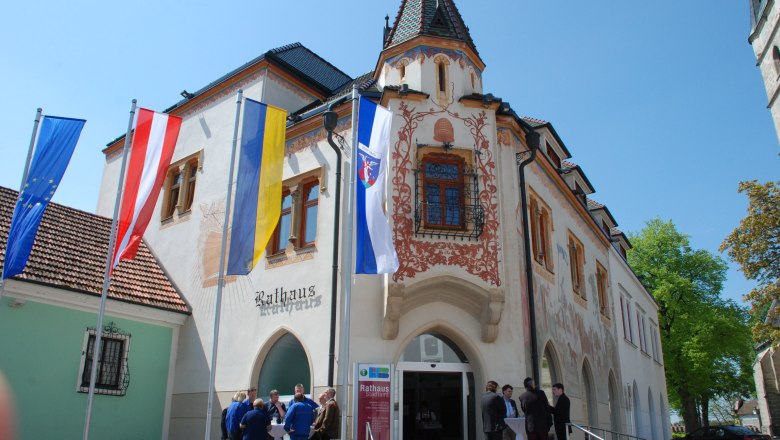 Municipality of Haag, © Stadtgemeinde Haag Historic town hall in Haag with painted façade and flags in front of it.