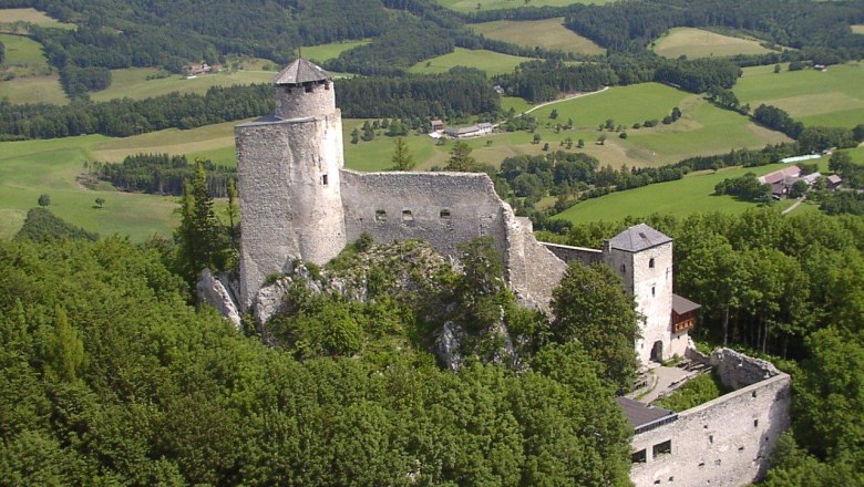 Araburg, © Kaumberg Aerial view of Araburg Castle, surrounded by green forests and hills.