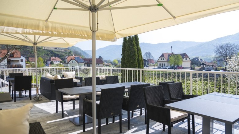 Hotel Barock-Landhof Burkhardt, © © Burkhardt Terrace with tables and chairs under parasols, view of the countryside and houses.