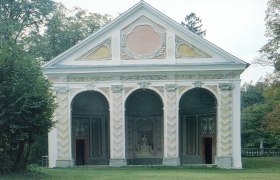 Salaberg Castle, © Stadt Haag Baroque building with three arches and decorated facades.