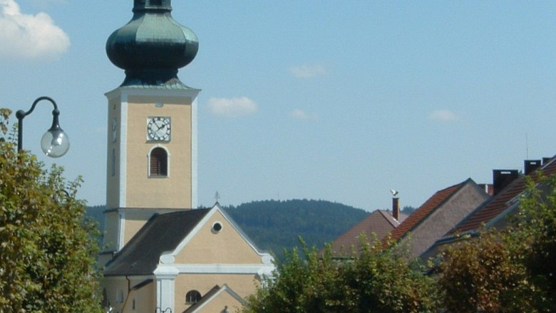 Municipality of Thaya, © Gemeinde Thaya Church with onion dome in a small town, surrounded by trees and houses.