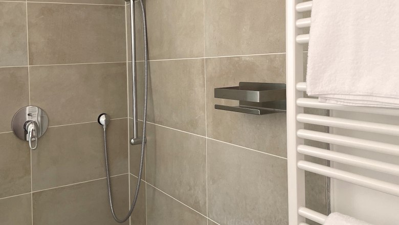 Large walk-in shower, © Kay Haderer Large walk-in shower, © Kay Haderer