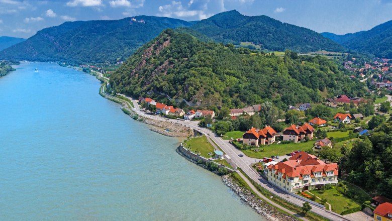 Residence Wachau © m+m advertising agency, © m + m Werbeagentur Aerial view of the Wachau with the Danube, hills and buildings.