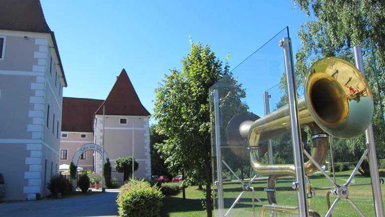 Municipality of Zeillern, © zVg Gemeinde Zeillern Zeillern Castle with a large trumpet in the foreground.