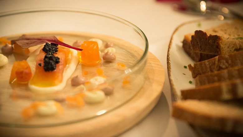 Restaurant - Home-pickled salmon trout, © Schlossschenke Home-pickled salmon trout with caviar and bread on a plate.