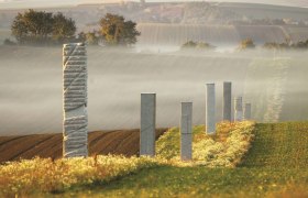 Art field Harmannsdorf, © LEADER-Region Weinviertel / Lahofer Stone sculptures in a misty landscape near Harmannsdorf.