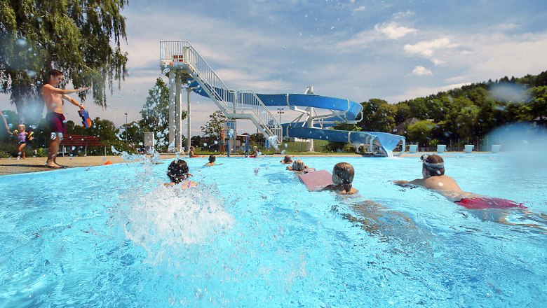 Neuhofen an der Ybbs outdoor pool, © weinfranz Children swimming in the Neuhofen an der Ybbs outdoor pool with a large water slide in the background.