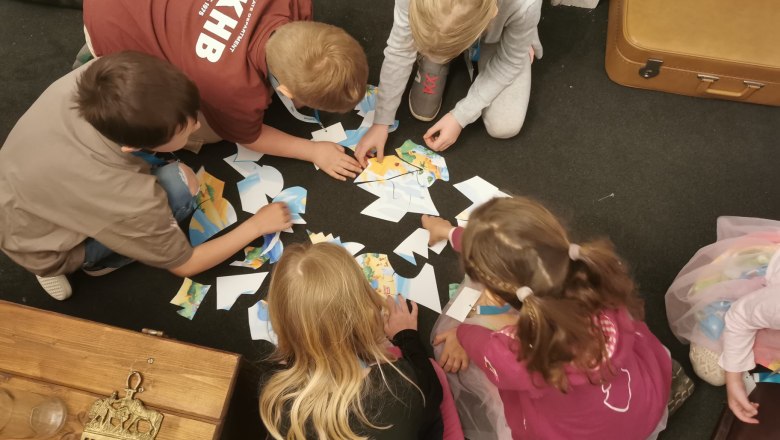 TDR Kids Escape room, © bakabukidsedutainment Children sit on the floor and solve a puzzle