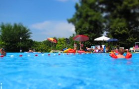 Matzen forest pool, © Marktgemeinde Matzen-Raggendorf F. Brennig People relax in the Matzen forest pool with parasols and floating tires.
