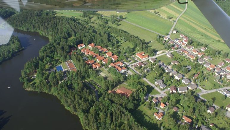 Aerial view of golf course and Herrensee, © GC Herrensee Aerial view of a golf course and a lake with adjoining housing estate.