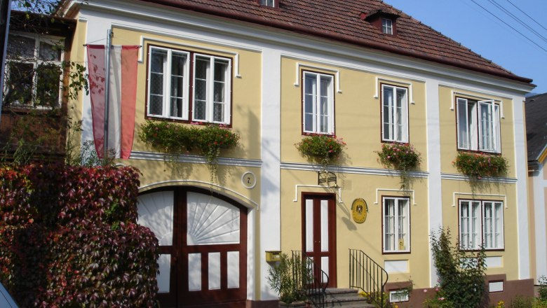 Nostalgia post office Küb, © Marktgemeinde Payerbach Yellow building with red shutters and flowers, nostalgic Küb post office.