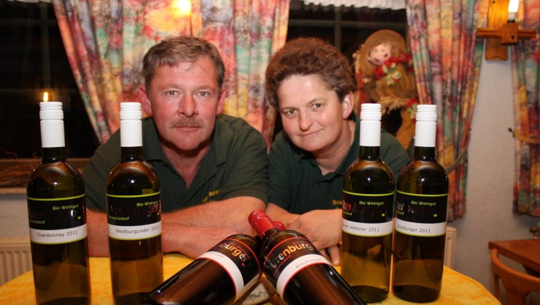 Altenburger Winery, © Fam. Altenburger Two people behind a table with bottles of wine.