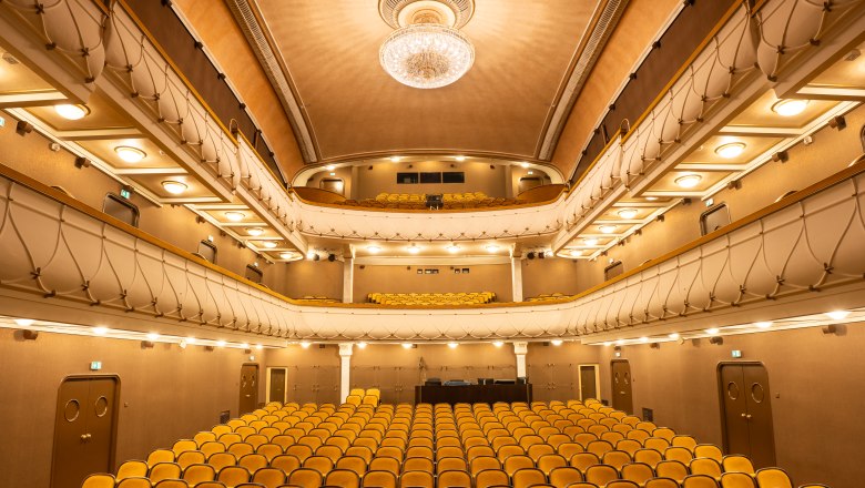 Stage view: Stadttheater Wiener Neustadt - elegant and inviting, © Alex Schwarz Photography View from the balcony onto the stage of the Wiener Neustadt City Theater with its elegant stalls and historic boxes