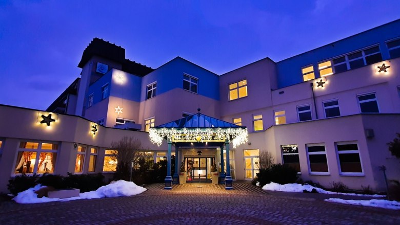 Königsberg Health Resort, © Gesundheitsresort KÖNIGSBERG, Bad Schönau Illuminated building at dusk with Christmas decorations.