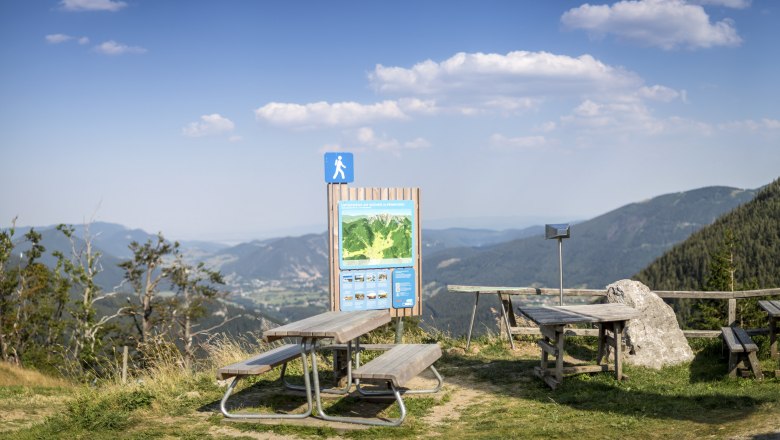 Hiking starting point Edelweißhütte Schneeberg, © Wiener Alpen, Foto: Franz Zwickl Picnic tables and hiking sign with mountain views at the Edelweißhütte on the Schneeberg.