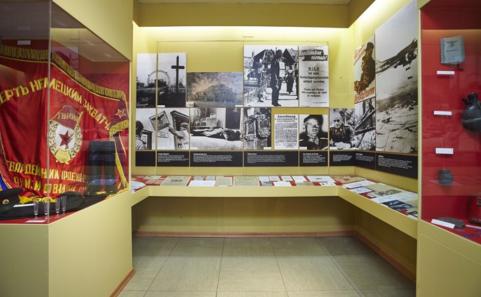 Memorial room 1945 in Hochwolkersdorf, © Wiener Alpen, Foto: Bene Croy Exhibition room with historical photos, documents and a red flag.