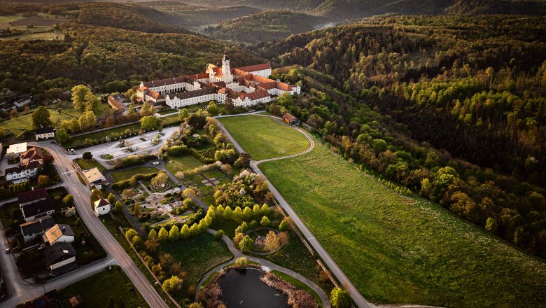 Altenburg Abbey, © Martin Mathes Aerial view of Altenburg Abbey in the middle of a green landscape.