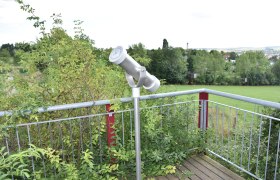 Dionysus Way, © Stadtgemeinde Mistelbach / Mark Schönmann Viewing platform with telescope and view of the green landscape.