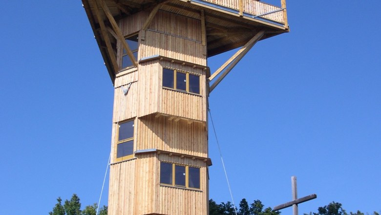 Buchberg observatory, © Tourismusgemeinschaft Buchberg p.A. Gemeindeamt Maria Anzbach Wooden tower Buchbergwarte with cross next to it, blue sky.