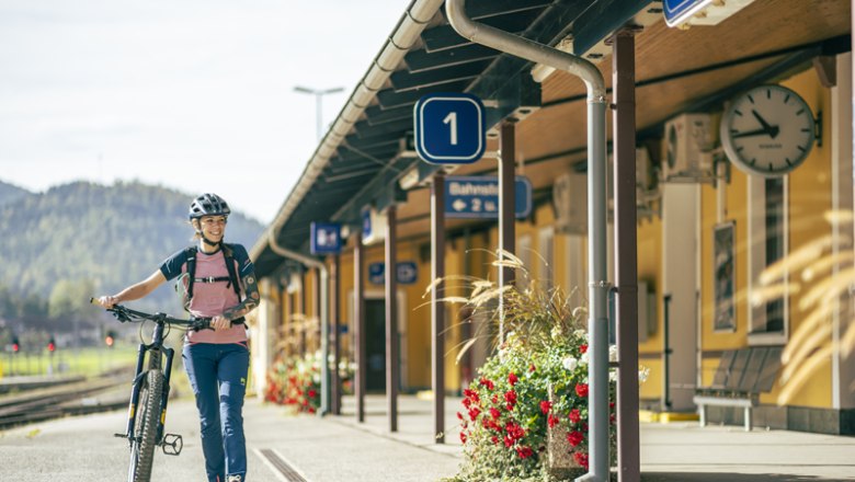 Aspang train station, © Wiener Alpen, Kremsl Person with bicycle at Aspang station, platform 1.