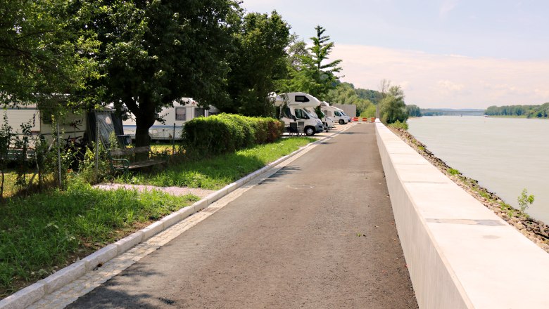 Camping on the Danube, © Szilagyi Oliver Motorhomes park along a path by the Danube.