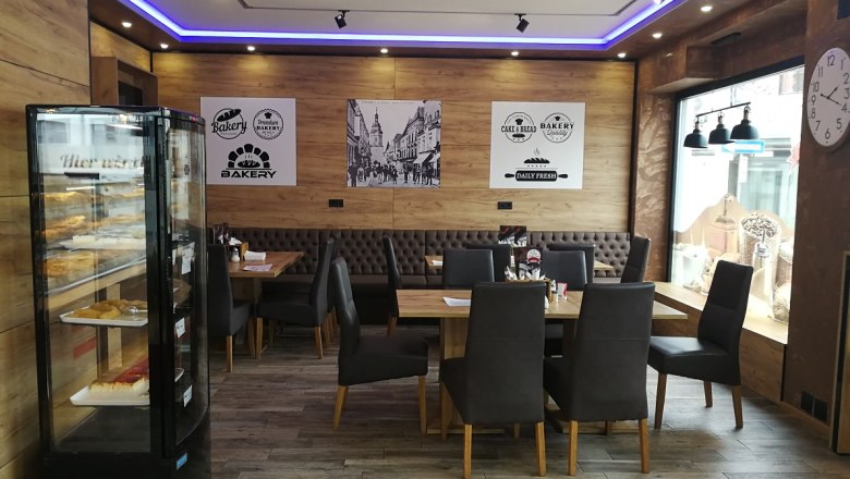 Ariana Bakery, © Roman Zöchlinger Interior view of a modern bakery with wooden walls, tables and chairs.