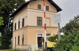 Railroad Museum Unterretzbach, © Alfred Schmid Old station building with museum sign and signal in Unter-Retzbach.
