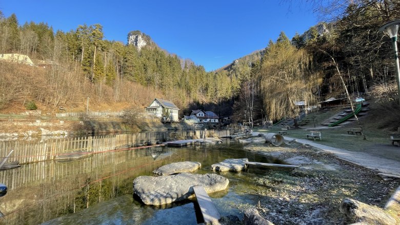 Myra Falls entrance area, © Wiener Alpen/Katharina Lechner Entrance area of the Myra Falls with pond, benches and surrounding trees.