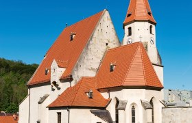 Fortified church Edlitz, © Walter Strobl, www.audivision.at Edlitz fortified church with many side sections, red tiled roofs, a pointed tower and blue sky.