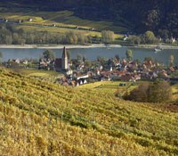 Weißenkirchen in the Wachau, © Gregor Semrad View of Weißenkirchen in the Wachau with vineyards in the foreground and the Danube in the background.