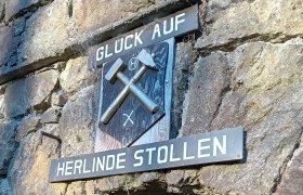 Grillenberg show mine, © Schaubergwerk Grillenberg Entrance to the Herlinde gallery with mining sign and 'Glück Auf' lettering.