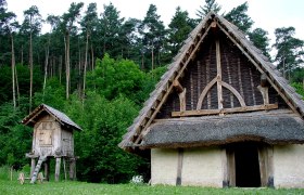 Open-air museum Elsarn, © Freilichtmuseum Elsarn Traditional wooden houses in the Elsarn open-air museum.