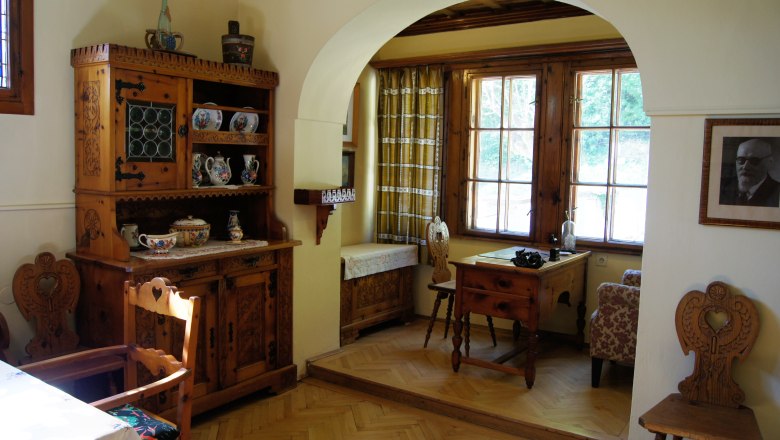Dr. Karl Renner Museum, © Dr. Karl-Renner-Museum Interior view of a farmhouse parlor with wooden furniture and crockery.