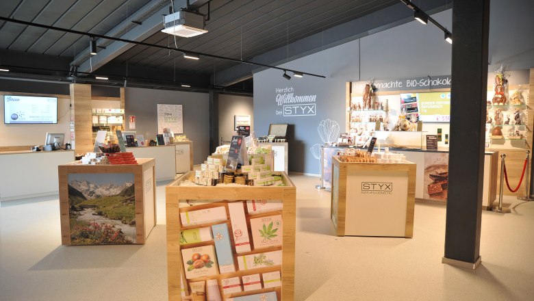 STYX Welcome Center- Shop, © Styx Naturkosmetic GmbH Interior view of the Styx Welcome Center with cosmetics and chocolate products.